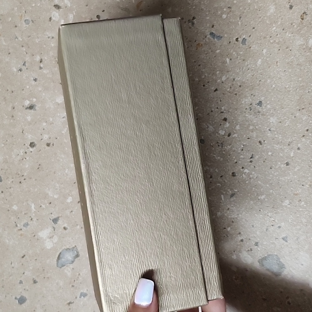 Empty box - Picture 2 of 5